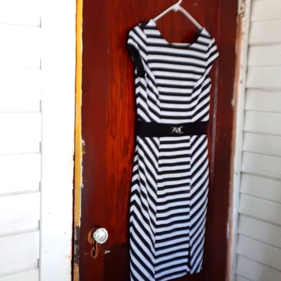 White House Black Market Dresses & Skirts - White House Black Market sz 0 pit 16 inches dress with silver accent